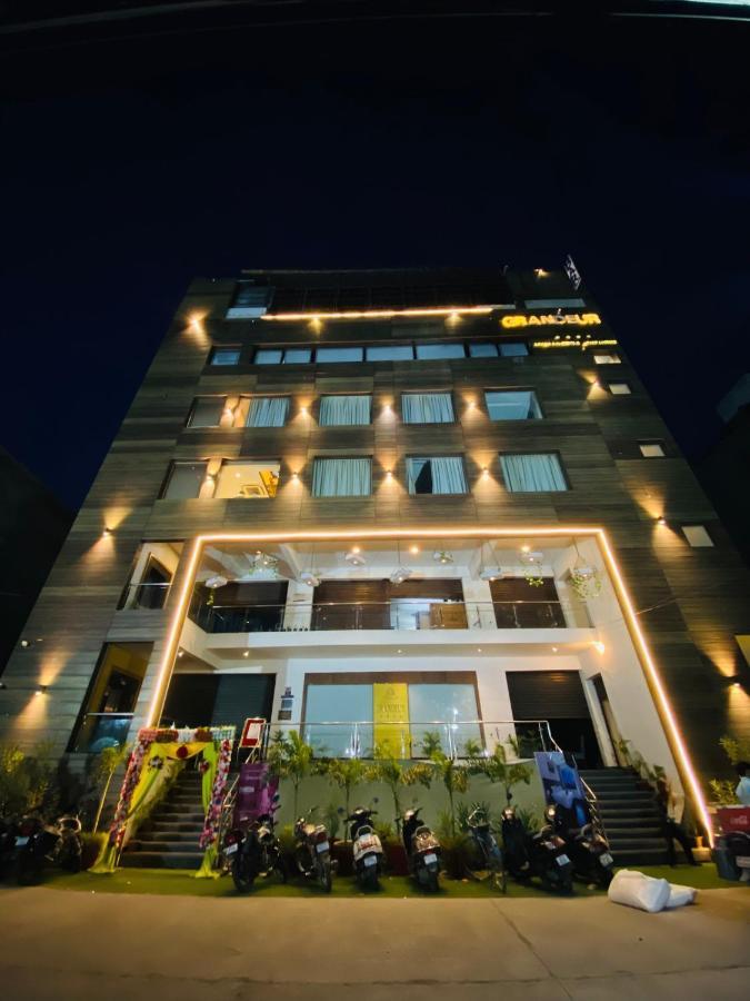 Hotel Ss Grandeur Lakhnaú Exteriér fotografie
